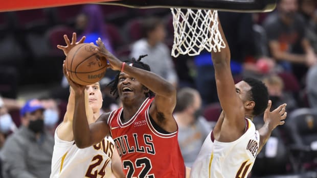 Oct 10, 2021; Cleveland, Ohio, USA; Chicago Bulls forward Alize Johnson (22) drives between Cleveland Cavaliers forward Lauri Markkanen (24) and center Evan Mobley (4) in the fourth quarter at Rocket Mortgage FieldHouse. Mandatory Credit: David Richard-USA TODAY Sports